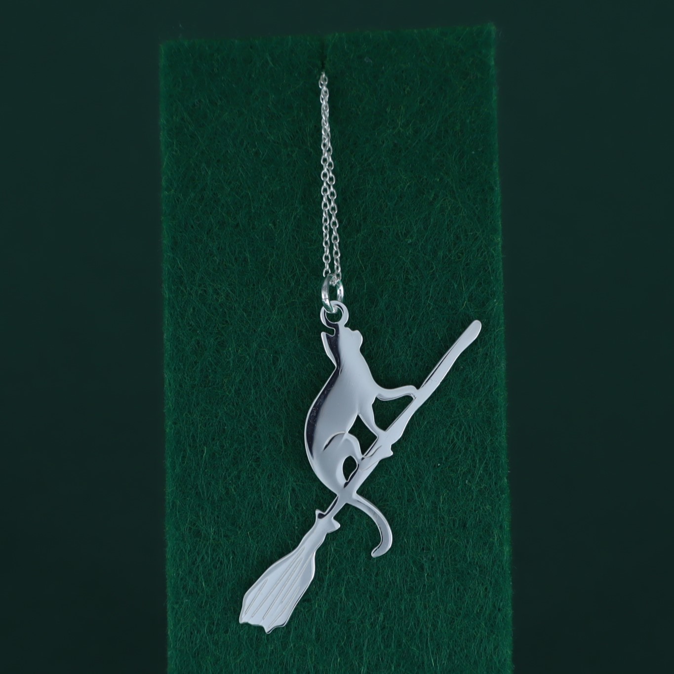 Gato volador en escoba - Imagen 2