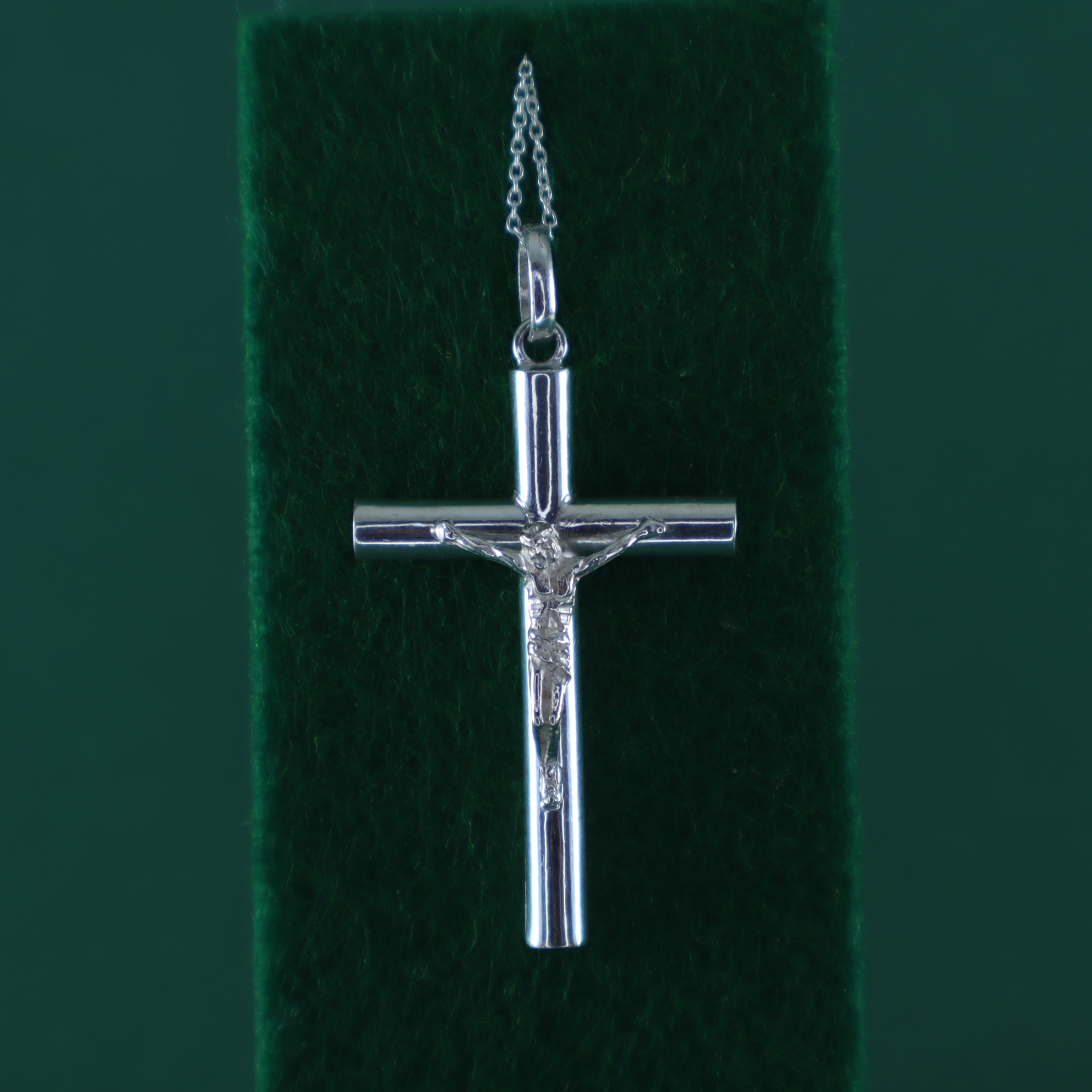 Crucifijo clásico en relieve