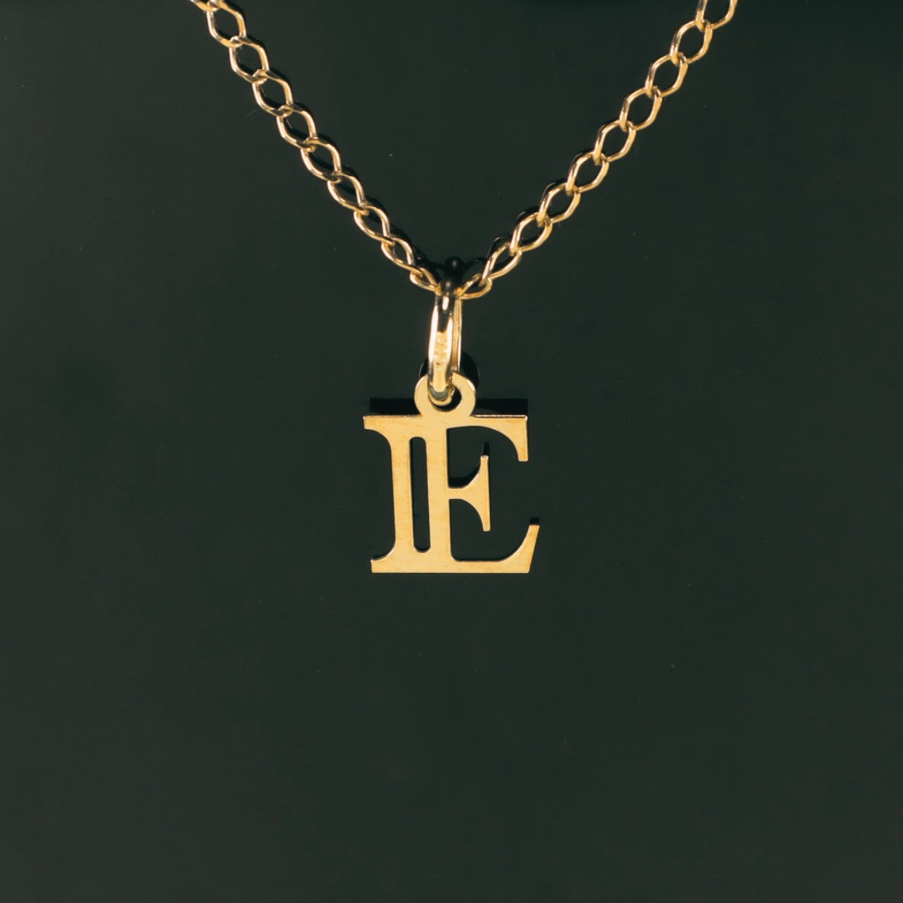 Colgante Inicial E 18K