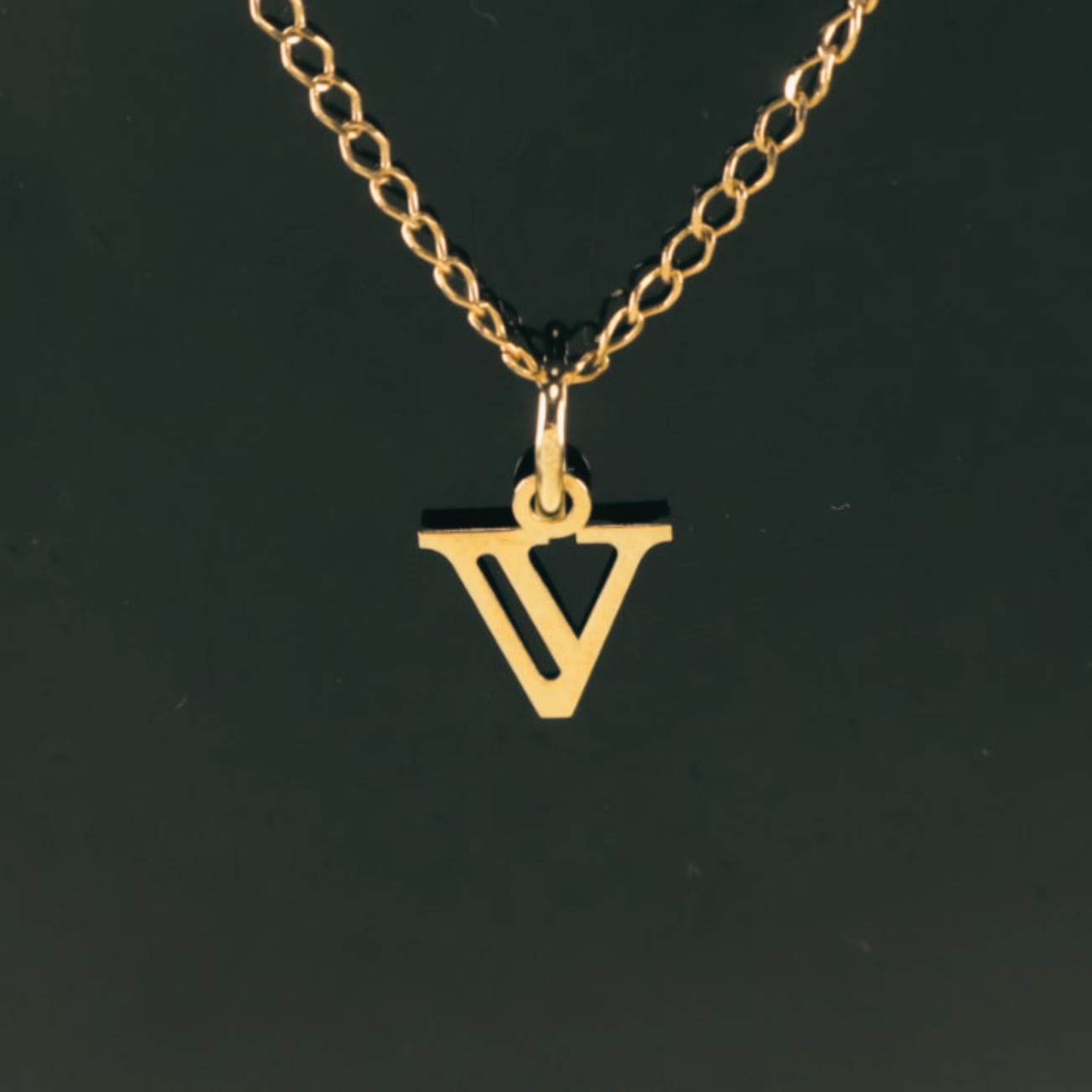 Colgante Inicial V 18K