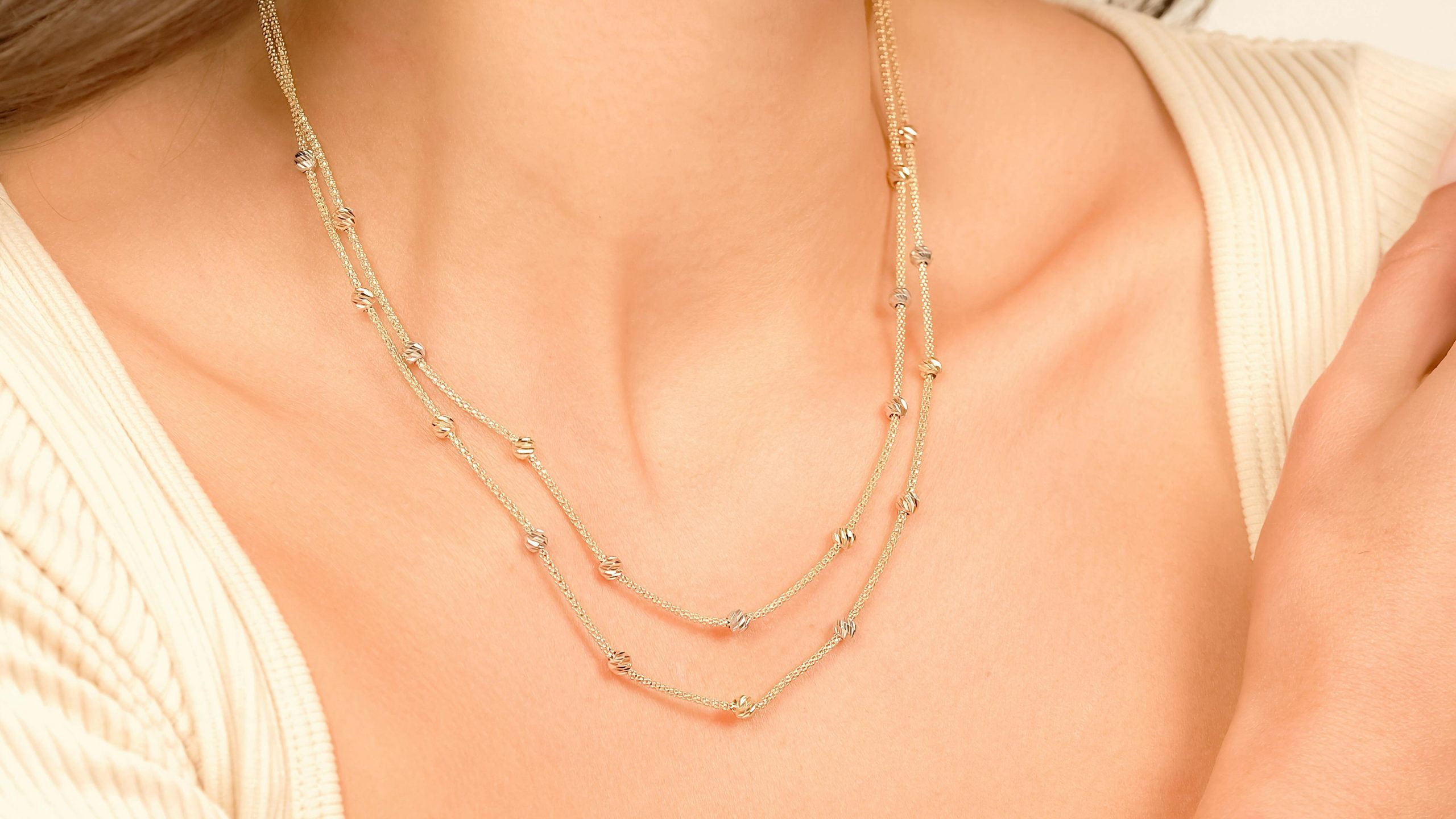 Cómo elegir el collar perfecto según tu cuello y escote