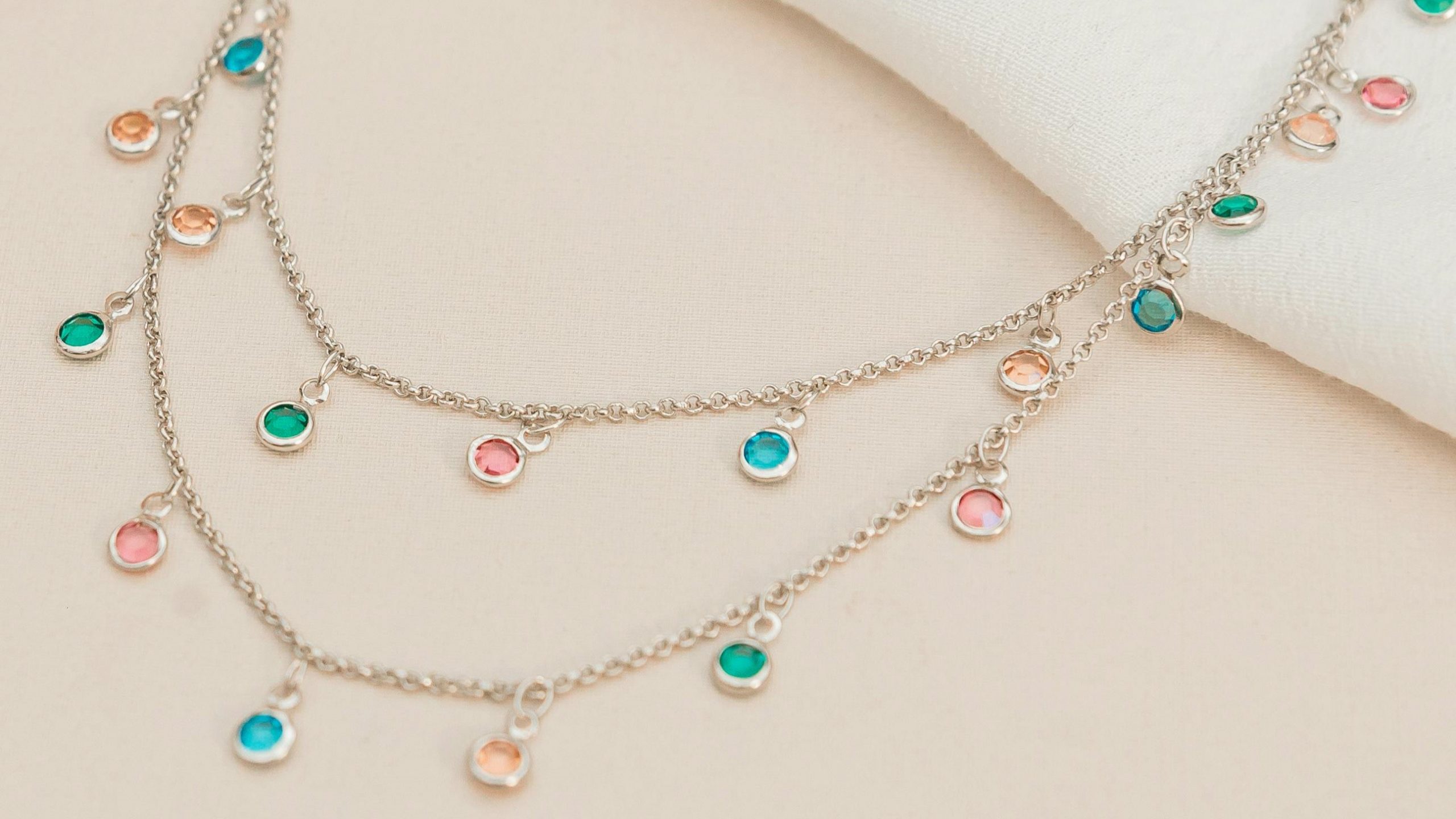 Cómo combinar cadenas sin sobrecargar tu look